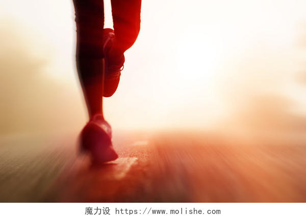 赛跑运动员脚在道路上运行励志奋斗奔跑努力坚持